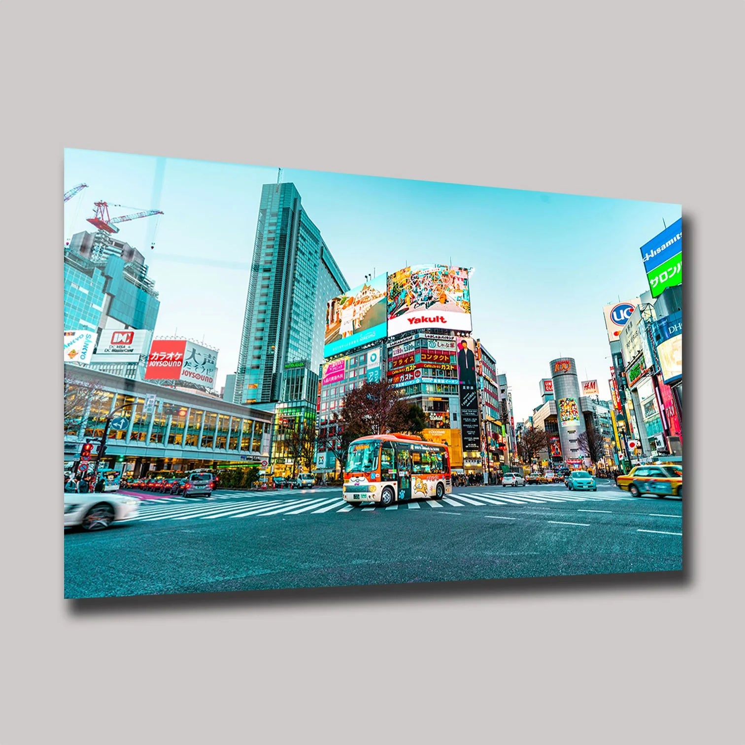TOKYO SHIBUYA KAVŞAĞI VE RENKLİ ŞEHİR MANZARASI YATAY CAM TABLO - DEG0316